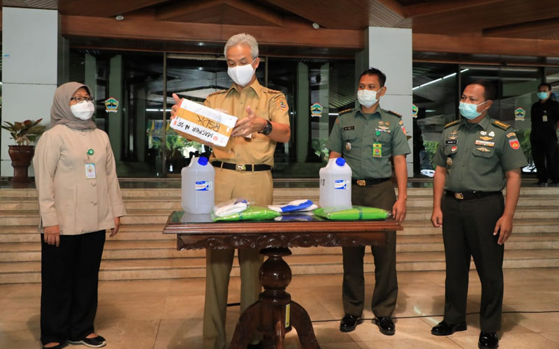 Gubernur Ganjar Siapkan 35 Juta Masker untuk Warga Jateng