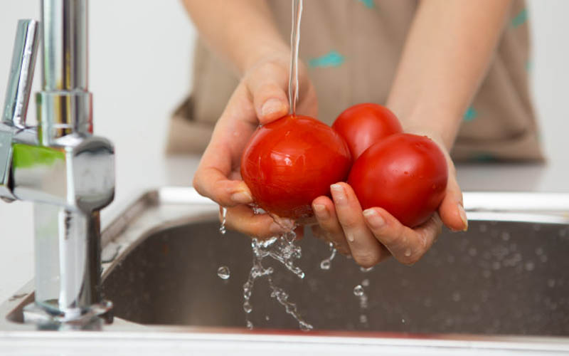Hindari Gunakan Sabun, Air Garam dan Cuka Ampuh Bersihkan Buah dan Sayuran