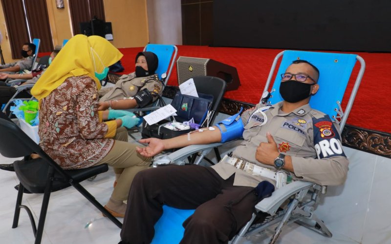Ikut Suplai Kantong Darah di Sleman, 100 Personel Polda DIY Donor Darah