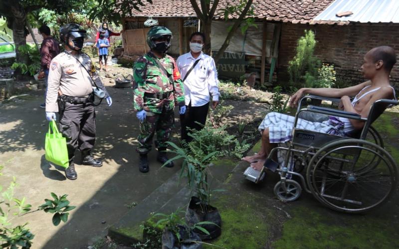 Salut, Aparat TNI dan Polri Ini Bagikan Sembako ke Daerah Terpencil dengan Naik Sepeda Motor 
