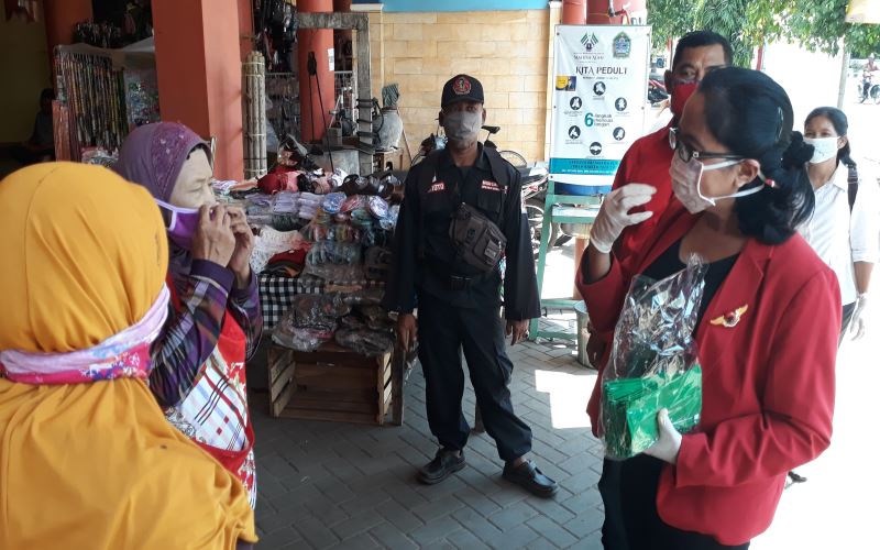 Esti Wijayati Salurkan Masker Hingga Face Shield di Gunungkidul