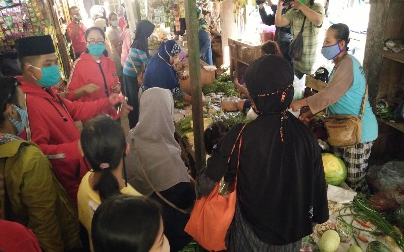 Anggota DPR RI Kritik Banyaknya Pedagang Pasar di Sleman Berjejalan & Tak Pakai Masker