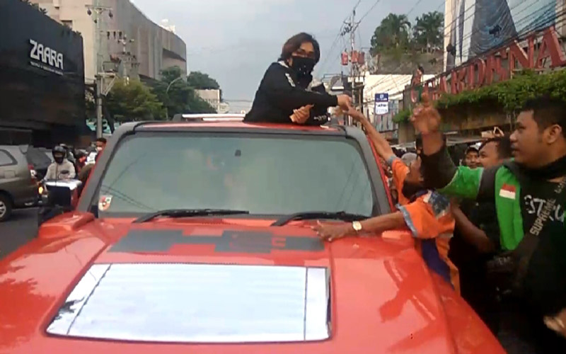 Di Jogja, Wanita Bermasker Bagi-Bagi Duit dari Atas Mobil Mewah