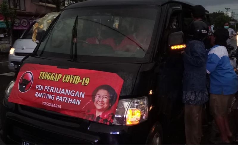 Ranting PDIP Patehan Bagi 300 Nasi Box untuk Tukang Sampah, PKL dan Abang Becak