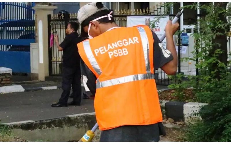 Di Jakarta, Pelanggar PSBB Disuruh Bersih-bersih dan Pakai Rompi Mirip Koruptor