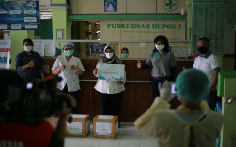 Melalui CSR, THE 1O1 Yogyakarta Tugu Hotel Serahkan APD ke Puskesmas Depok