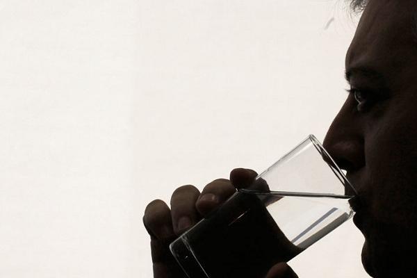 Pakar: Minum dan Mandi Air Panas Tidak Bisa Bunuh Covid-19