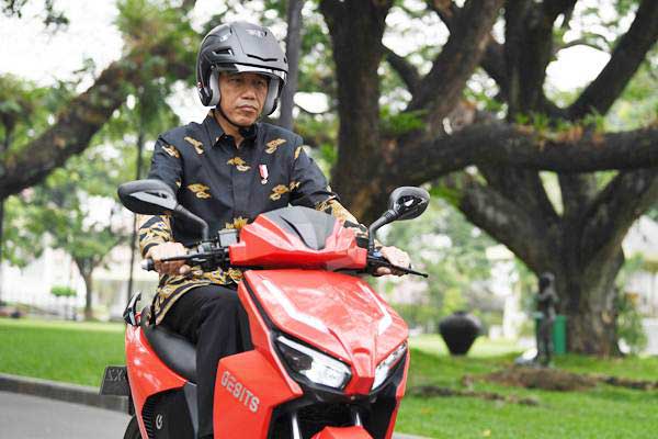Jokowi Bakal Lelang Sepeda Motor Listrik Si 'Gesits' di Konser Virtual