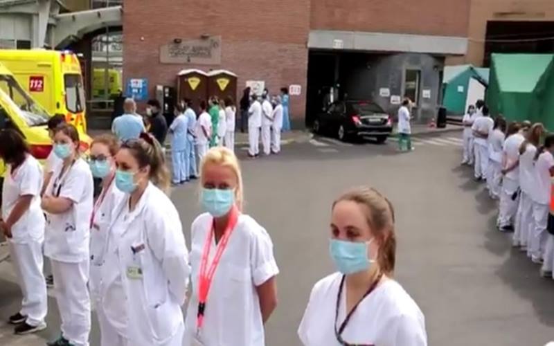 Protes Penanganan Covid-19, Tenaga Kesehatan Belgia Protes dengan Punggungi Perdana Menteri