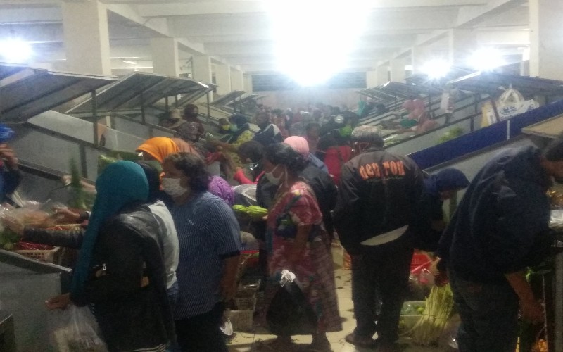 Warga Berbelanja Meningkat Jelang Lebaran, Pengunjung Pasar di Sleman Tak Jaga Jarak