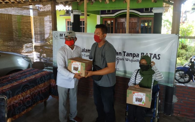 Jelang Idulfitri, Wakil Rakyat PDI Perjuangan DIY Bagikan Sembako ke Penyandang Disabilitas di Bantul