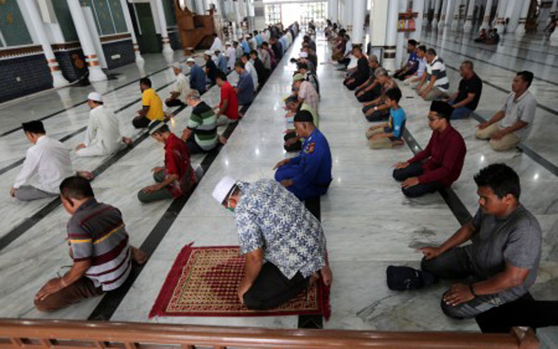Masjid Tak Muat Menampung Jemaah, Gereja Ini Tampung Umat Muslim untuk Salat