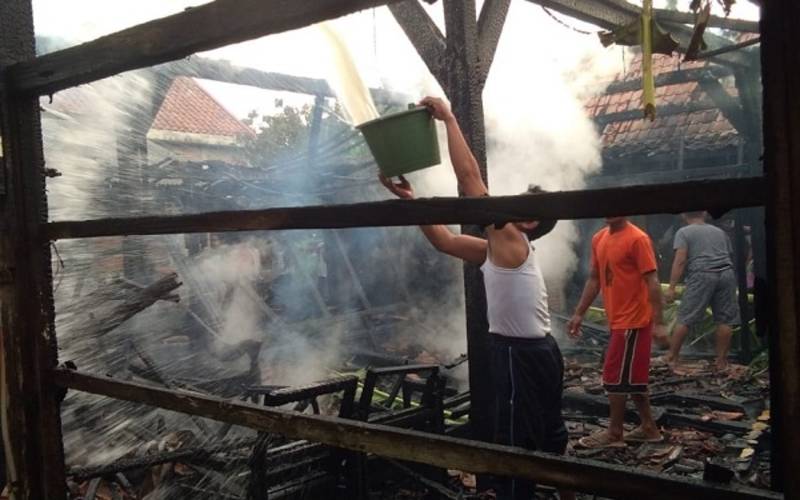 Ditinggal Pemiliknya Antar Anak ke Pesantren, Rumah di Grobogan Ludes Terbakar