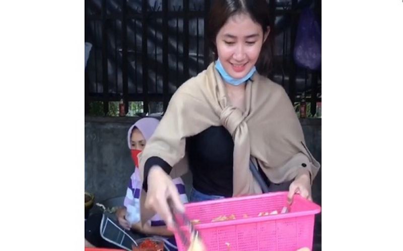 Viral Bakul Gorengan Cah Ayu di Jl. Kaliurang Terus Tersenyum, Netizen Gagal Fokus