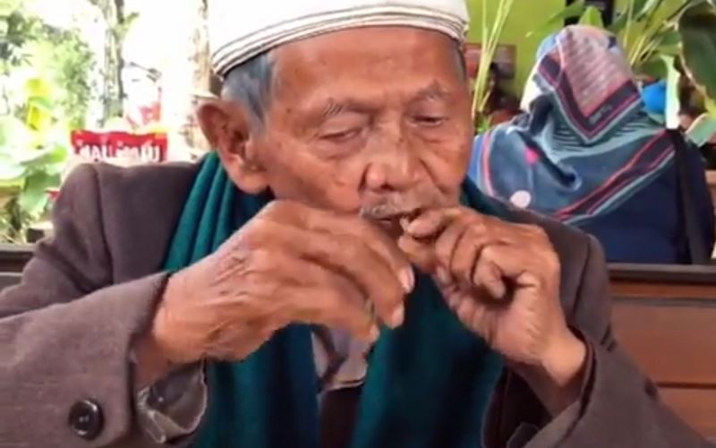 Unik: Rajin Sedekah, Kakek Usia 98 Ini Masih Doyan Makan Tengkleng