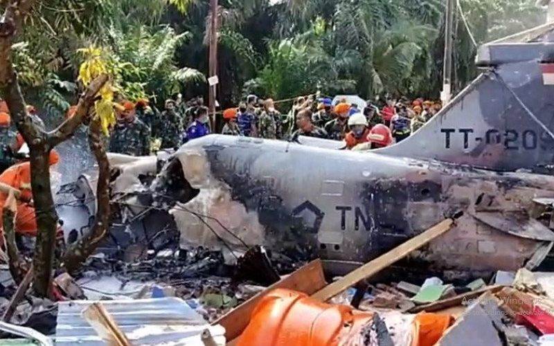 Bangkai Pesawat Tempur yang Jatuh di Riau Dievakuasi