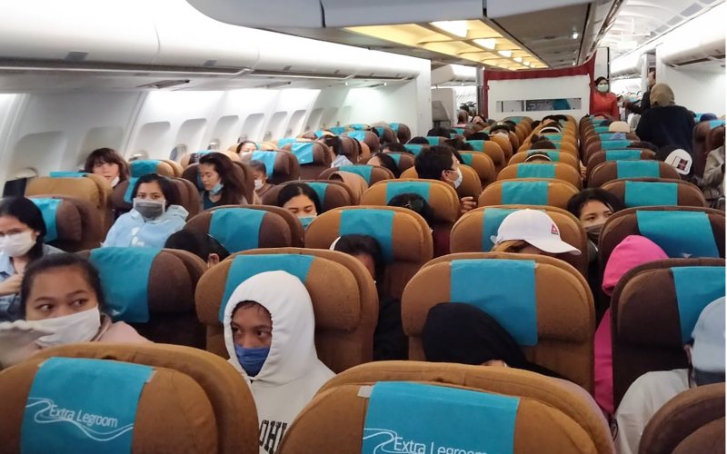Ini Penjelasan Garuda Indonesia tentang Awak Kabin yang Memakai Face Shield