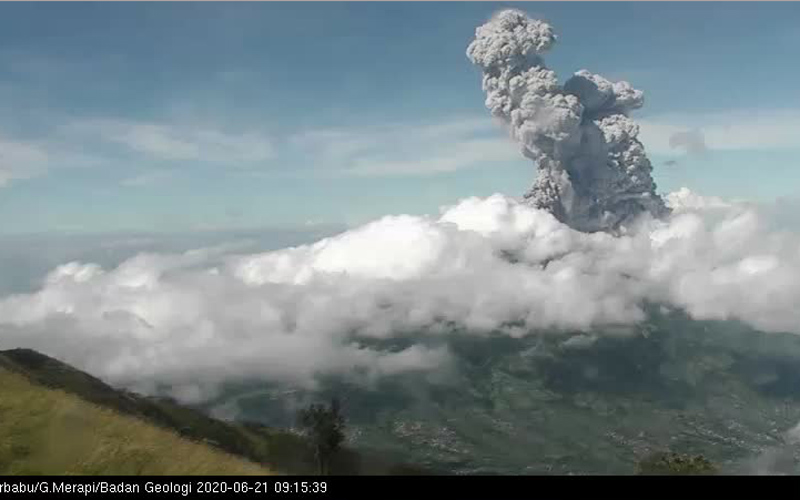 Ini Video Detik-Detik Gunung Merapi Erupsi Minggu Pagi