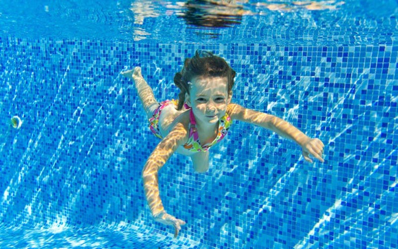  Viral Bayi Dilempar ke Air untuk Belajar Renang, Apa Kata Dokter?