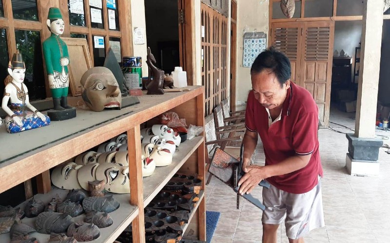 Perajin Topeng Kayu Terancam Gulung Tikar