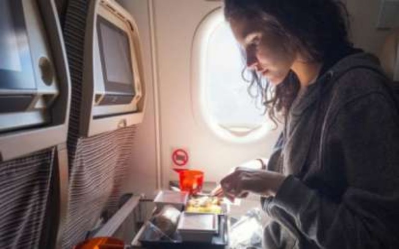 Ini Tips Amannya Jika Khawatir Makanan di Pesawat Terpapar Virus Corona
