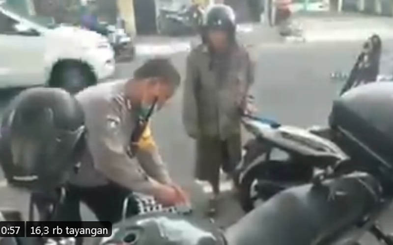 Polisi di Jogja Jadi Viral Setelah Gunakan Selang Bantu Pemotor yang Kehabisan BBM, Ini Videonya