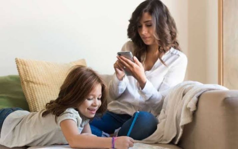 Penelitian: Main Ponsel di Depan Anak Tidak Selalu Buruk