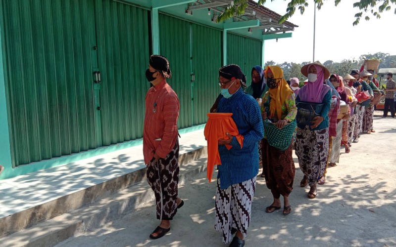 Pindah ke Lokasi Strategis, Warga Ngleri Boyongan Pasar Desa