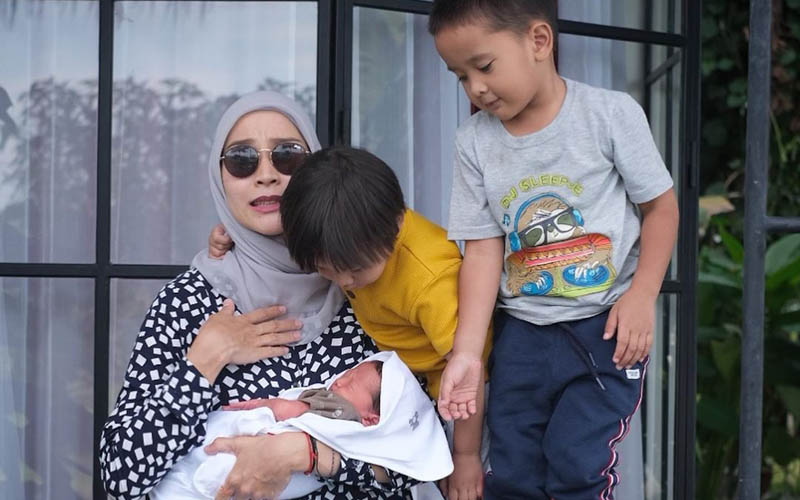 Anak Kelima Disunat Usia 15 Hari, Zaskia Adya Mecca Bantah Mitos Sunat Bayi Bikin Anak Tidak Tumbuh