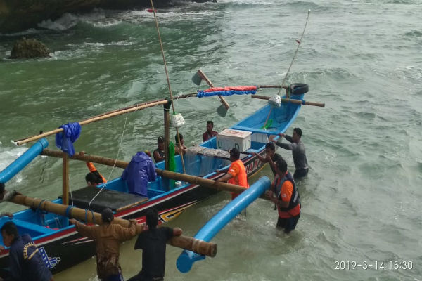 Perahu Terbalik, Tiga Nelayan di Gunungkidul Selamat