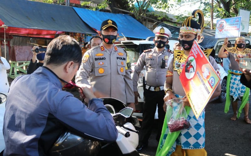 Polisi di Majalengka Pakai Cara Tak Biasa untuk Ajak Masyarakat Pakai Masker