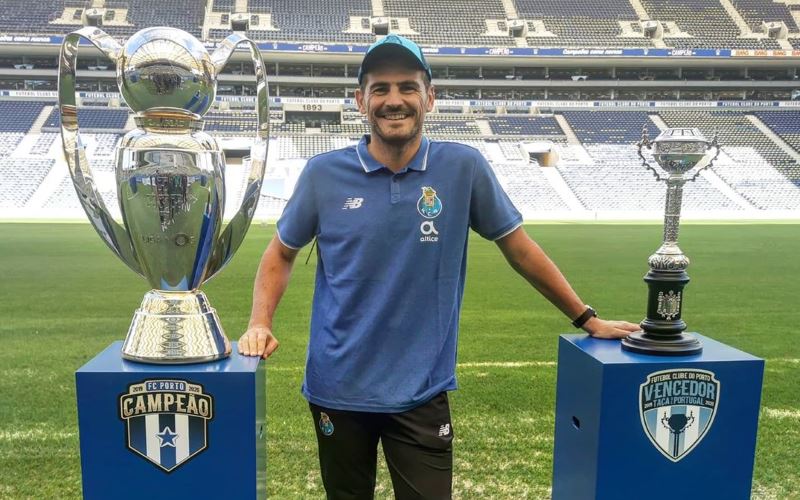Iker Casillas Resmi Pensiun Setelah 22 Tahun Berkarier