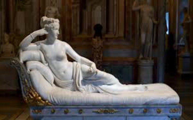 Diduduki Turis untuk Foto, Patung Berusia 200 Tahun di Italia Rusak