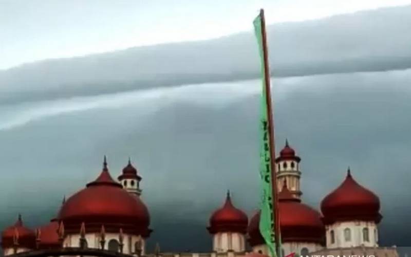 Penjelasan BMKG Tentang Fenomena Awan Hitam Mirip Gelombang Tsunami di Aceh 