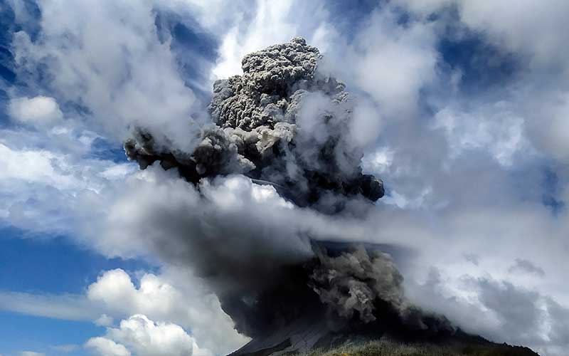 Gunung Sinabung Erupsi, Semburkan Kolom Abu Setinggi 2.000 Meter