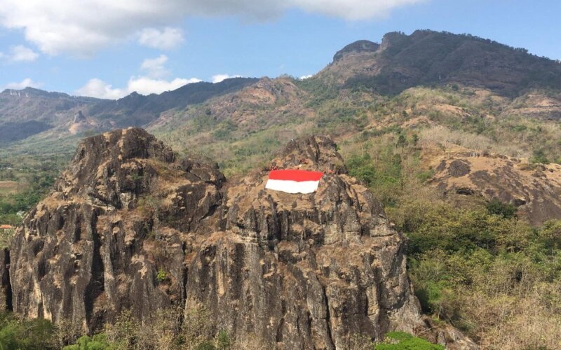 Bendera Merah-Putih Raksasa Berkibar di Gunung Sepikul Sukoharjo