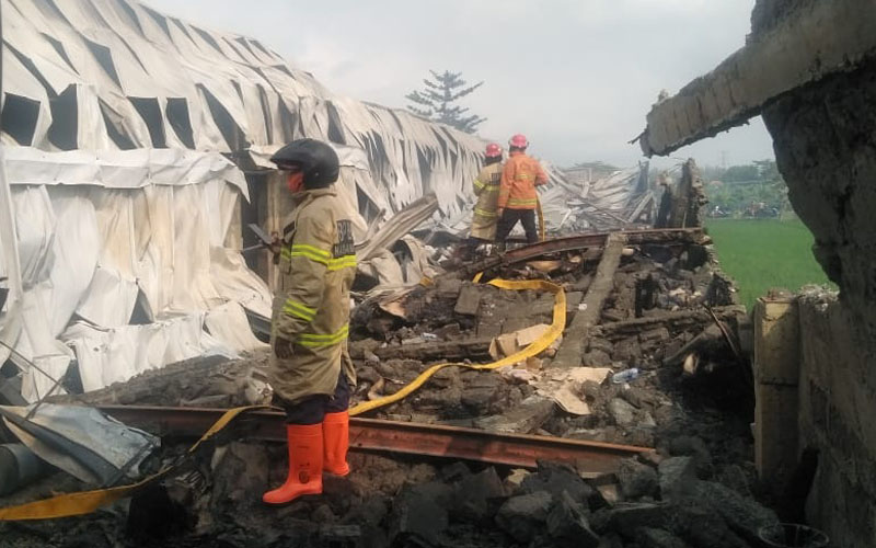 2 Petugas Damkar Terluka Saat Padamkan Kebakaran Gudang Mebel di Bantul