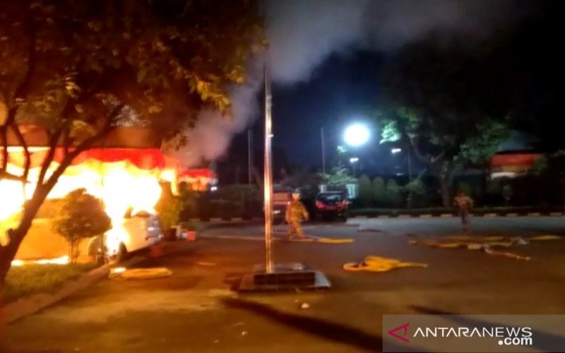 Mapolsek Ciracas Diserang, 2 Polisi Terluka & Mobil Kapolsek Dibakar 