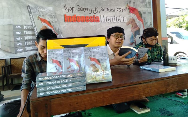 Dosen UGM Luncurkan Buku tentang Demokrasi di Kampung Halamannya