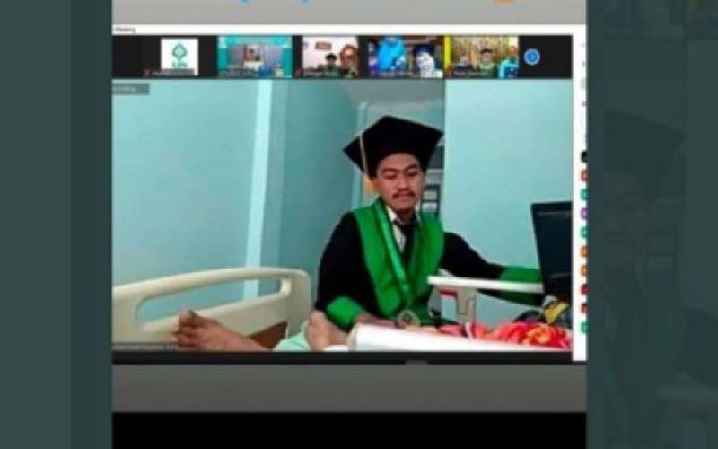 Viral Mahasiswa UIN Wisuda Sambil Menunggu Ayahnya yang Sakit Stroke di RS