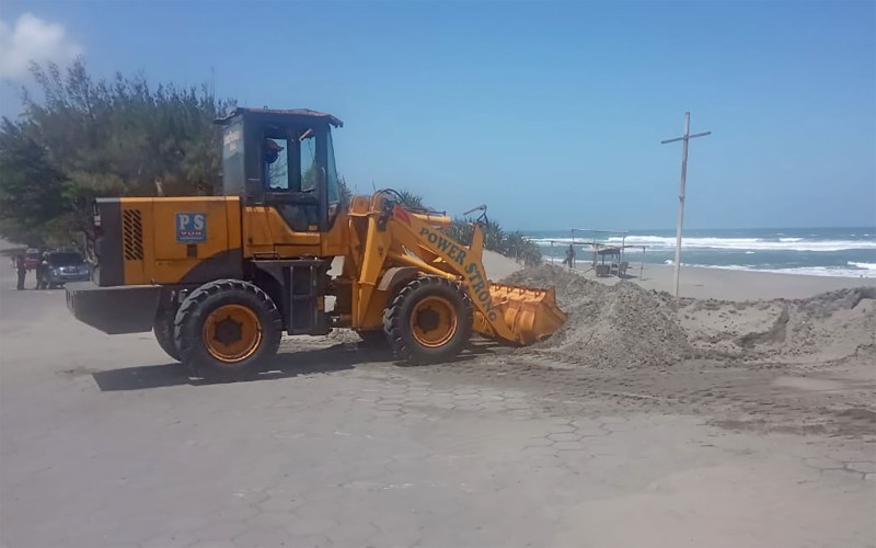Dinilai Berbahaya, Dispar Bersihkan Material Pasir di Pantai Parangtritis
