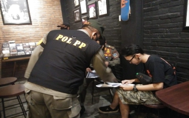 Langgar Protokol Kesehatan, Kafe di Depok Ditindak Satpol PP