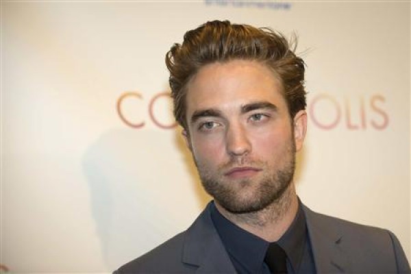 Terungkap, Robert Pattinson Positif Covid-19, Syuting The Batman Dihentikan