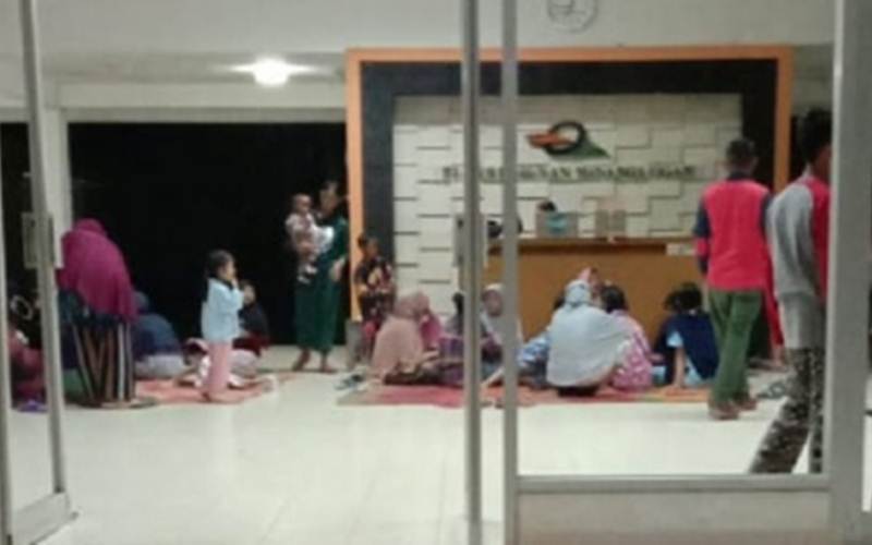 Suami Kerja Tak Dibayar, Ratusan Istri Tidur di Kantor Perusahaan Sawit