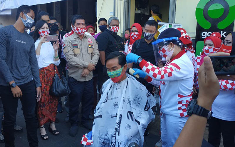 Gibran Cukur Rambut di Pasar Gede Solo, Warga Ramai Menonton dan Ikut Cukur Gratis