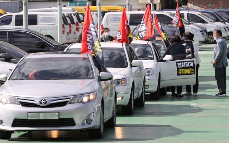 Hindari Kerumunan, Warga Korsel Unjuk Rasa Anti-Pemerintah dari Dalam Mobil