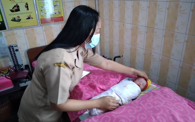 Bayi Ditemukan dalam Kardus di Gorong-Gorong, Menggeliat karena Banyak Semut