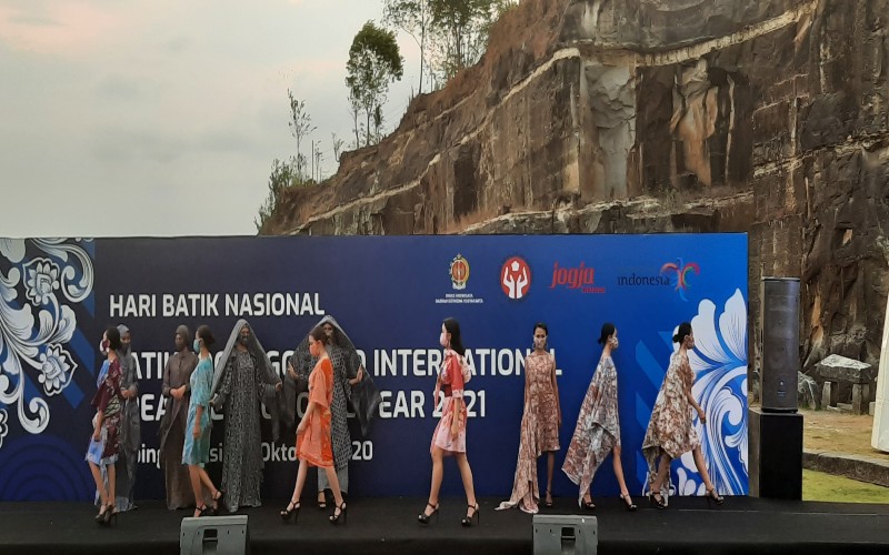Rayakan Hari Batik, Dinas Pariwisata DIY Gelar Fashion Show di Tebing Breksi