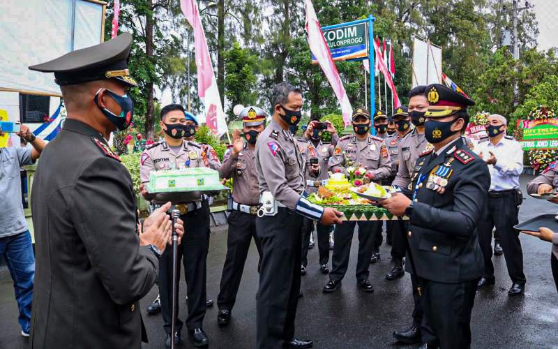 “Serbu” Markas Kodim, Polres Kulonprogo Beri Kejutan untuk HUT Ke-75 TNI