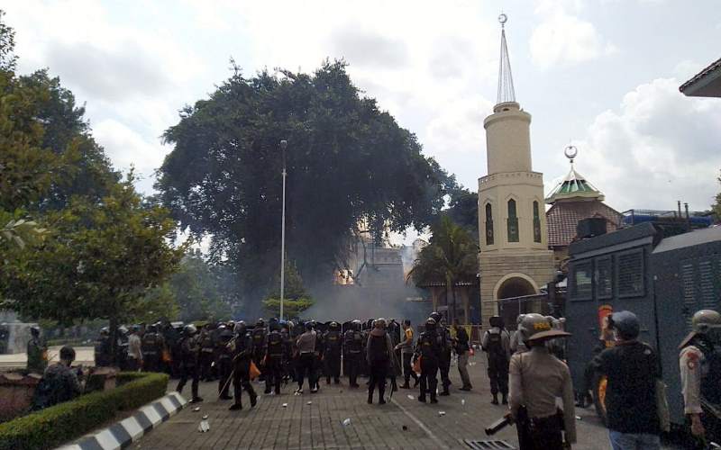 Demo Tolak Omnibus Law di Gedung DPRD DIY Ricuh, Ada yang Terluka & Kena Gas Air Mata